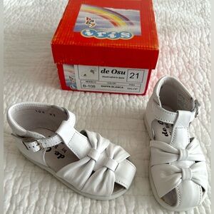 White Leather sandals girls. Size 5 (EU 21) Made in Spain. De Osu. Leather. New